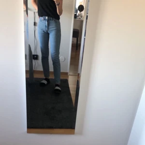 Blåa Jeans från Monki  - Jeans från Monki, ”Kimomo mid blue jeans”. Storlek 25. Använda men i bra skick! 
