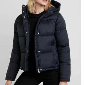 Ck jacka - Intressekoll!! Sparsamt använd ck jacka som är jättesnygg och varm!💞Frakt tillkommer💞