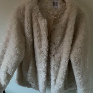 Cream vit jacka dam - Ny skick storlek M 