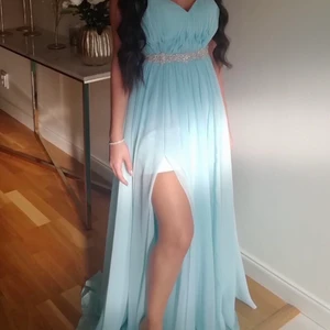 Balklänning  - Storlek 36, insydd till en 34:a. Enbart använd vid ett tillfälle. Passar utmärkt till balen eller annat festligt tillfälle. Nypris 6 000kr. Fler bilder kan skickas vid intresse 