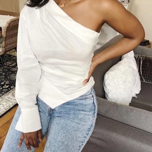 Oneshoulder zara skjorta  - Jättefin skjorta med one shoulder från zara som även sitter lite tajtare i midjan. Aldrig använd så därav finns lappen även kvar🥰