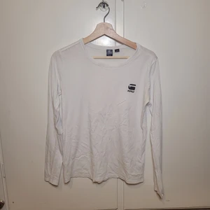Gstar långärmad - Använt några gånger. Sömmen runt ena handleden är trasig. Lite gul under armarna pga det men försvinner ej i tvätten. Oversized så inte åtsittande 