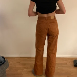 Monki jeans i orange - Så cool färg och snygg modell från monki. Köpta för 3 år sedan men knappt använda. De är i storlek 27 vilket motsvarar kanske en 36-38, s.