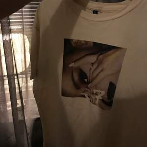 Säljer denna Ariana grande T-shirt 🤎 strl S 