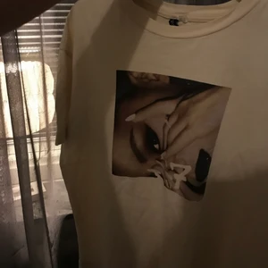 T-shirt med fint tryck ⭐️ - Säljer denna Ariana grande T-shirt 🤎 strl S 