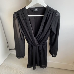 Klänning  - Knappt använd klänning, väldigt fint skick! Kortare framtill. Frakt står köpare för (köpare väljer fraktsätt) eller kan vi mötas upp i Kävlinge/Lund/Landskrona/Staffanstorp/Löddeköpinge osv 