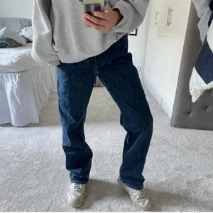Jeans - Säljer dessa sjukt snygga jeans ifrån Weekday i modellen ”Rowe” eftersom dem är för långa på mig                                                                  skriv privat för fler bilder💕