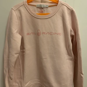 Sail racing tröja - Säljer min fina sail tröja. Köptes på stadium för 399kr. Passar tyvärr mig inte. Köparen står för frakten🥰