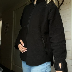 Svart fleece  - säljer min svarta fleece från Carin Wester! Är köpt denna hösten för 499kr och använd fåtal gånger. Har fickor på sidorna och hål för tummarna i ärmen! Säljer för att jag önskar en lite mer oversized fit på den! Skickar såklart fler bilder och frakt tillkommer! 🧸🧸