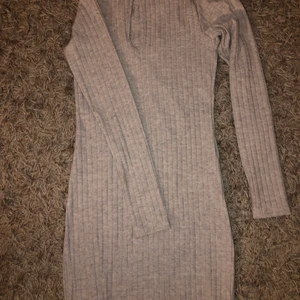 Klänning - En grå långklänning från Bikbok, säljs inte längre! Ett hål vid bröstet, jätte bekvämt material och en lite polokrage. (Köpt för 399kr)