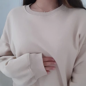 Beige sweatshirt  - Ljusbeige sweatshirt i storlek XS/S. Den är jätteskön och mysig innuti och modellen är lite kortare. Passar perfekt för hösten och vintern. Fint skick 💗💗