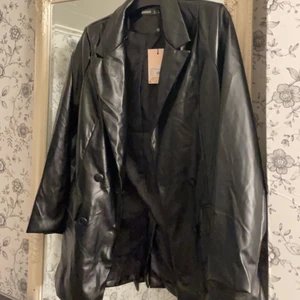 Skinn blazer  - Säljer min fina skinn blazer ifrån Nelly!! Säljs pågrund att den var för liten för min smak & tyckte inte jag passa i den. Helt oanvänd & lappen finns kvar! 🧃❤️‍🔥 storlek 38 men skulle mer säga 36 😍 hör gärna av er om intresse & pris kan även diskuteras ❤️‍🔥