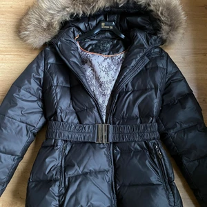 Hollies  - Jackan är använd två gånger och är i fint skick. Storlek 44 / L 