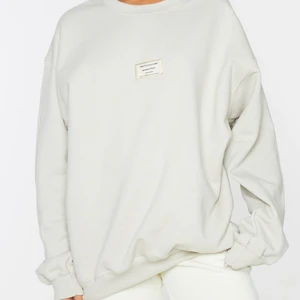 Sweatshirt 💘 - Tjocktröja från prettylittlething. Modellen bär storlek S. Skulle säga att tröjan är lite mer beige i verkligheten🌸🌸