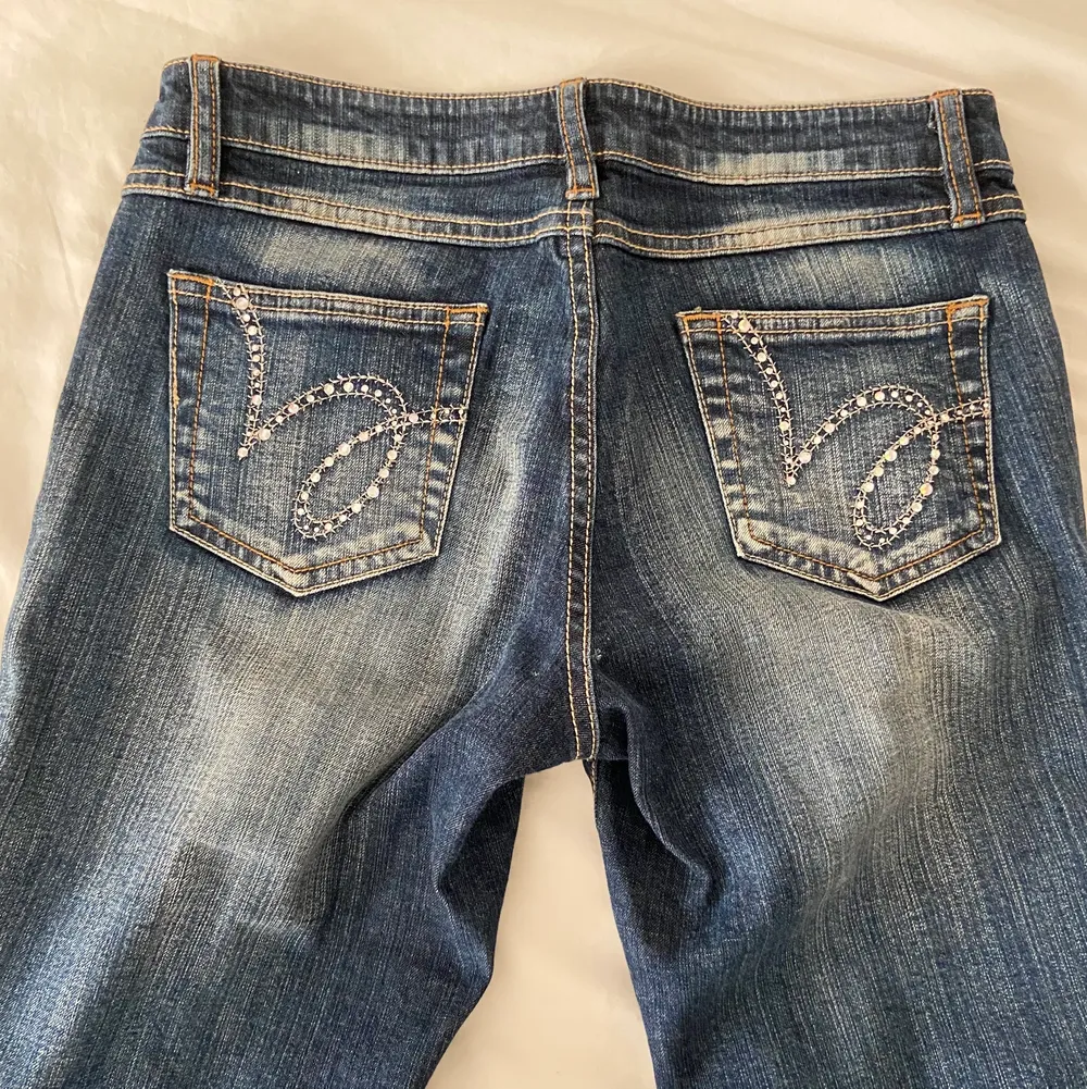 säljer dessa sjukt snygga lågmidjade jeans då jag inte gillar hur dom satt på mig. blev lite konstigt ljus på bilderna så dom är egentligen lite mörkare. M=75cm,L=75cm. skriv dm om du har några funderingar.💘. Jeans & Byxor.