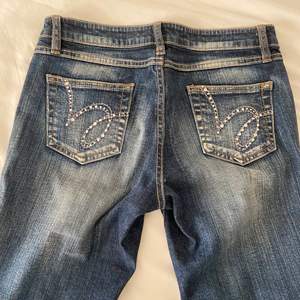 säljer dessa sjukt snygga lågmidjade jeans då jag inte gillar hur dom satt på mig. blev lite konstigt ljus på bilderna så dom är egentligen lite mörkare. M=75cm,L=75cm. skriv dm om du har några funderingar.💘