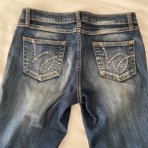 lågmidjade jeans - säljer dessa sjukt snygga lågmidjade jeans då jag inte gillar hur dom satt på mig. blev lite konstigt ljus på bilderna så dom är egentligen lite mörkare. M=75cm,L=75cm. skriv dm om du har några funderingar.💘