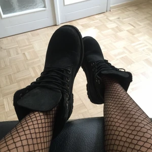 Timberland Premium 6 inch boots - Timberland premium 6 inch boots waterproof i storlek 37,5 men känns som en 37. De är helt oanvända och har endast testats hemma. Köptes 2018 men har tyvärr inte kommit till användning, därför säljs de. Då de är vattentäta passar de perfekt nu till hösten och kan enkelt fordras som vinterkängor. Nypris ligger på ca 1400-2100kr. Säljer för 750+frakt men pris kan alltid diskuteras. Alla bilder är lånade men skickar gärna egna bilder vid intresse!