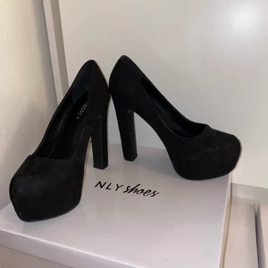 Klackskor från H&M storlek 38 - Klackskor från H&M i sammet (höjd ca 10 cm) som jag använt en gång. Säljer för 150kr