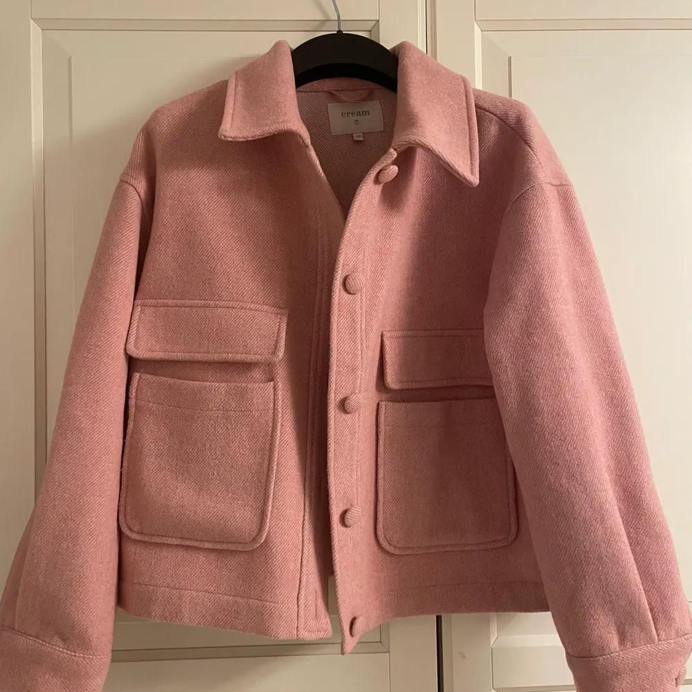 Säljer min RavenCR Short jacka i kort, lite vidare modell i rosa ullblandning. 💗 Klädda knappar och två fickor fram samt två dekorativa ficklock. Ofodrad. Den är nu slutsåld överallt men köpte den på Afound förra året för 500kr. Köparen står för frakt💗. Jackor.