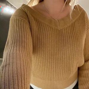 Beige tröja - Stickad beige tröja från Gina. Super fint skicka och samma här knappt använd. Den är i storleken s. Köparen står för frakten!!❤️❤️