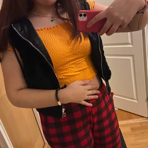 Svart väst med fluffig päls och en luva  - En svart päls väst som är kort den är från newyorker köpte den för 3000 säljer den för 150 ingen retur tbx ❤️storlek m 