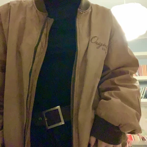 Skinnjacka  - Snygg skinn bomberjacka jag thriftade för några år sen. I bra skick förutom slitet foder i nacken (se sista bilden). Frakt tillkommer