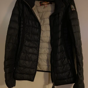Parajumpers storlek S - Fint skick, haft cirka 3 år. Säljer då jag knappt använder längre. Hör av er för fler bilder!