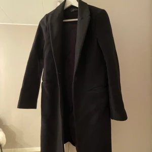 Zara kappa - Klassisk svart kappa från zara, tyvärr för liten för mig.