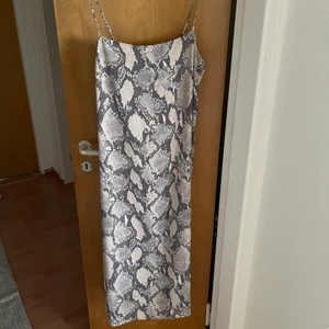 Klänning från HM - Klänning från HM, aldrig använd. Slits på sidorna. Storlek M.