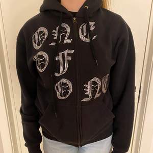 INTRESSEKOLL på min svarta One Of One hoddie. Säljer endast vid bra bud. Använd ett fåtal gånger och är i jättebra skick. Köpt för 1500 och är i strl S. Köparen står för frakten. Bud startar på 500 kronor. Skriv vid frågor eller fler bilder💞 köp direkt 1200