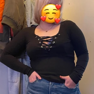 Svart tröja med knytning.  - Svart tröja med knytning vid brösten. Sitter lite litet på mig så måste sälja den annars jättefin tröja.