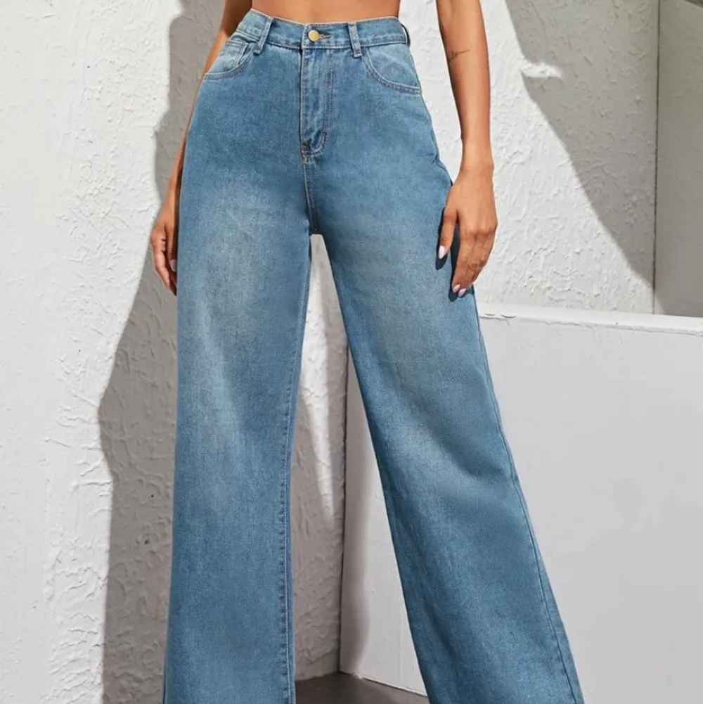 Säljer dessa jeans från shiein i wide leg modell då de ej kommer till användning, och är därför i bra skick. De är i storlek S men skulle snarare säga att de passar en M.. Jeans & Byxor.