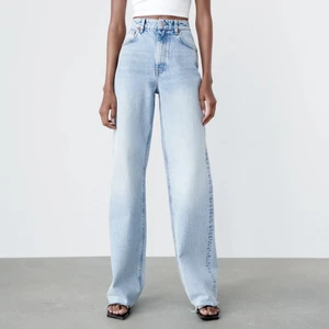 Zara wide leg jeans - Säljer mina Zara wide leg jeans då dem tyvärr har blivit förstora för mig. Använda ett par gånger men ingenting som syns därav väldigt fint skick. Om fler bilder önskas skriv privat !köparen står för frakten!
