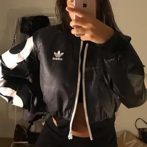 Adidas bomber jacka som passar till allt, använd 2 gånger.