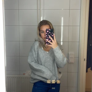 Stickad tröja - Är lite för stor på mig och glömde skicka tillbaka den, efter det har den bara legat! Väldigt mjuk och varm