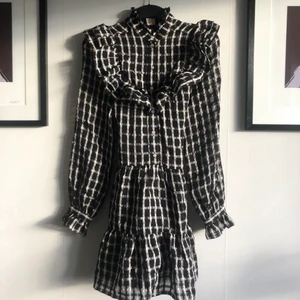 Klänning från H&M trend - Säljer en rutig klänning med volanger från HM i storlek 34! Skick: som ny. Material: 66% polyester 34% viscose 🌟