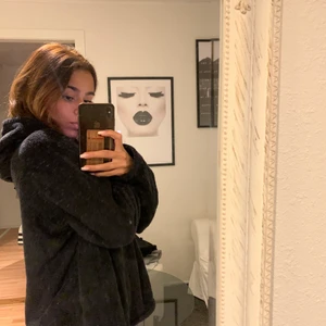 Fluffig hoodie - En fluffig och jätteskön hoodie från Gina. Den är i storlek L för att vara lite mer oversized. Passar mig som är storlek XS. 