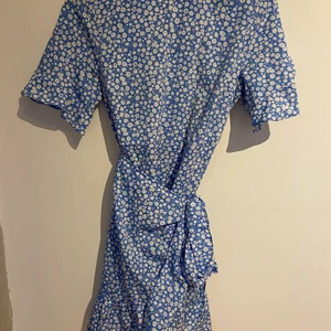 Klänning  - Säljer denna fina sommarklänning som sitter superfint i midjan. Endast är använd 1 gång💙 köparen står för frakt 🚚