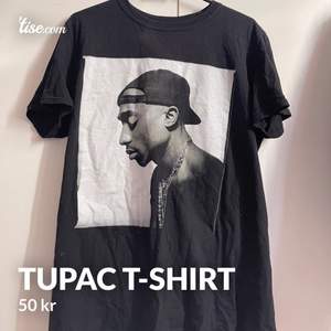 Tupac T-shirt från pretty little thing, lite oversized🖤🤍