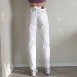 Jeans - Vita jeans från Nelly (2017). Strl 29. De är för stora för mig (har vanligtvis strl 27) och ska nog egentligen sitta mer som på bild 3, men om du föredrar låg midja är de lika snygga att bära på höften! Jag är 176 cm.