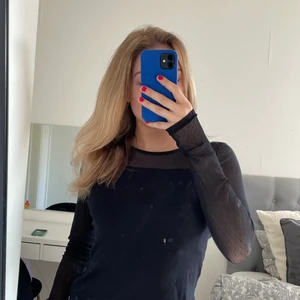 Svart tröja - Skit snygg svart tröja med mesh detalj. Säljer på grund av att den inte längre kommer till användning. Pris + frakt.