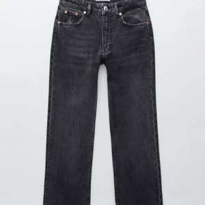 Zara mid rise jeans  - Helt nya zara mid rise jeans med prislapp kvar och allt. Ibte ens testade. Säljer då jag råka köpa fel storlek och tiden för att lämna tillbaka gick ut. Skitnsygga trendiga jeans som går till allt! Köptes in för 399kr säljer för 299kr❤️ (exkl frakt) HELT SLUTSÅLDA! Har satt en budgivning då så många var intresserade och ville köpa, den avslutas på torsdag. Era bud är bindande, vilket menas att om ni vinner budet är ni bundna att köpa jeansen så buda bara om ni vill ha dom till priset ni budar på!