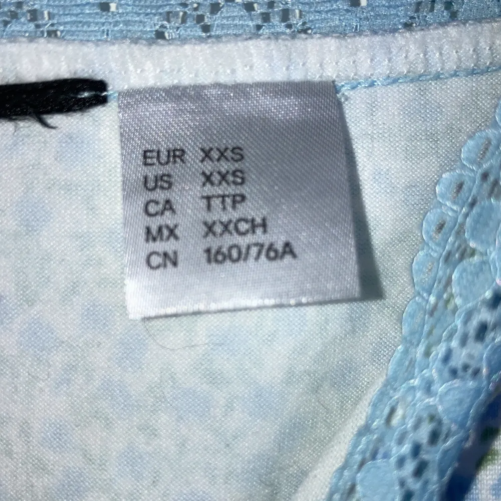 Jättefin oanvänd klänning från H&M i strl xxs, strechit material! budgivning sker från 99kr upp i kmt. Klänningar.