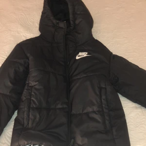 Nike - Hej säljer en Höst/Vinter jacka för endast 500 kr. Eftersom den inte passar mig, jackan är använd ungefär 3 gånger 10/10 skick. Stolek XS för tjejer 