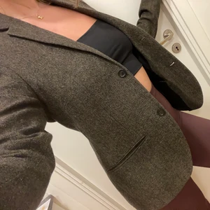 Kavaj TopMan storlek 36 - Jättefin grå kavaj från TopMan i ullmix, bra skick! Köpare står för eventuell frakt 🤍