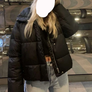 Pufferjacket - Använd förra höst/ vintern. Som ny! KÖP DIREKT: 500 inkl frakt 🤍 pris kan diskuteras 