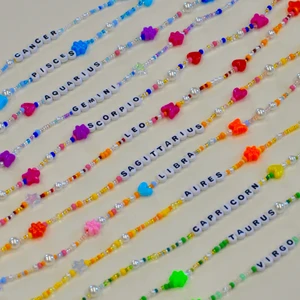 Zodiac sign necklace - Stjärnteckenhalsband gjorda efter färgscheman av de olika stjärntecknena. Halsbanden är justerbara och går att få med svarta eller vita bokstavspärlor.