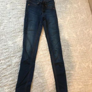 Jeans  - Jeans Alex från Gina trikot .storlek xs . Dem är stretchiga passform  byxor.kan posta om ni står för frakt 