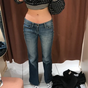 Lågmidjade jeans  - Säljer dessa ursnygga lågmidjade jeans som är svängda i benen då jag har tyvärr tröttnat på dem! Använd ett antal gånger men inga defekter, förutom att det är lite slitet längst ner på byxorna! Jag är 172 och midjemåttet är 62 cm 🌸 Bara att ställa frågor om ni undrar något ! Köp direkt för 200kr eller så blir det bud om många är intresserade 